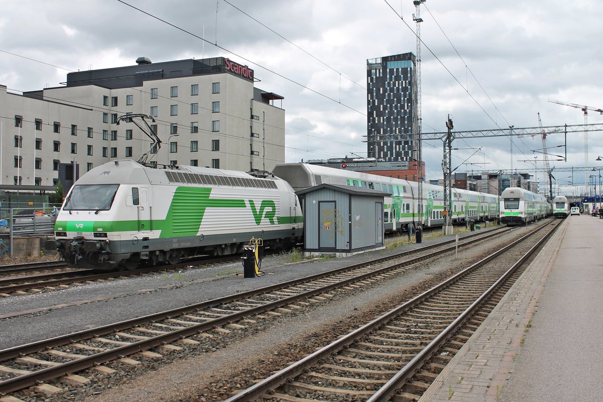 Am Vormittag des 11.07.2019 stand Sr2 3232 mit ihrer IC-Garnitur neben den Bahnsteige im Bahnhof von Tampere abgestellt und wartete auf ihren nächsten Einsatz.