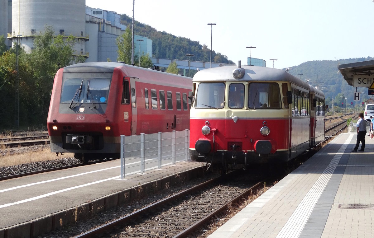 Am Vormittag des 11.09.2016 steht der MAN-Schienenbus VT8 der SAB mit Beiwagen auf Gleis 1 zur Abfahrt in Richtung Münsingen bereit, während auf Gleis 2 soeben ein ziemlich angeschmutzter 611 der DB aus Neustadt zur Weiterfahrt nach Ulm eingefahren ist.