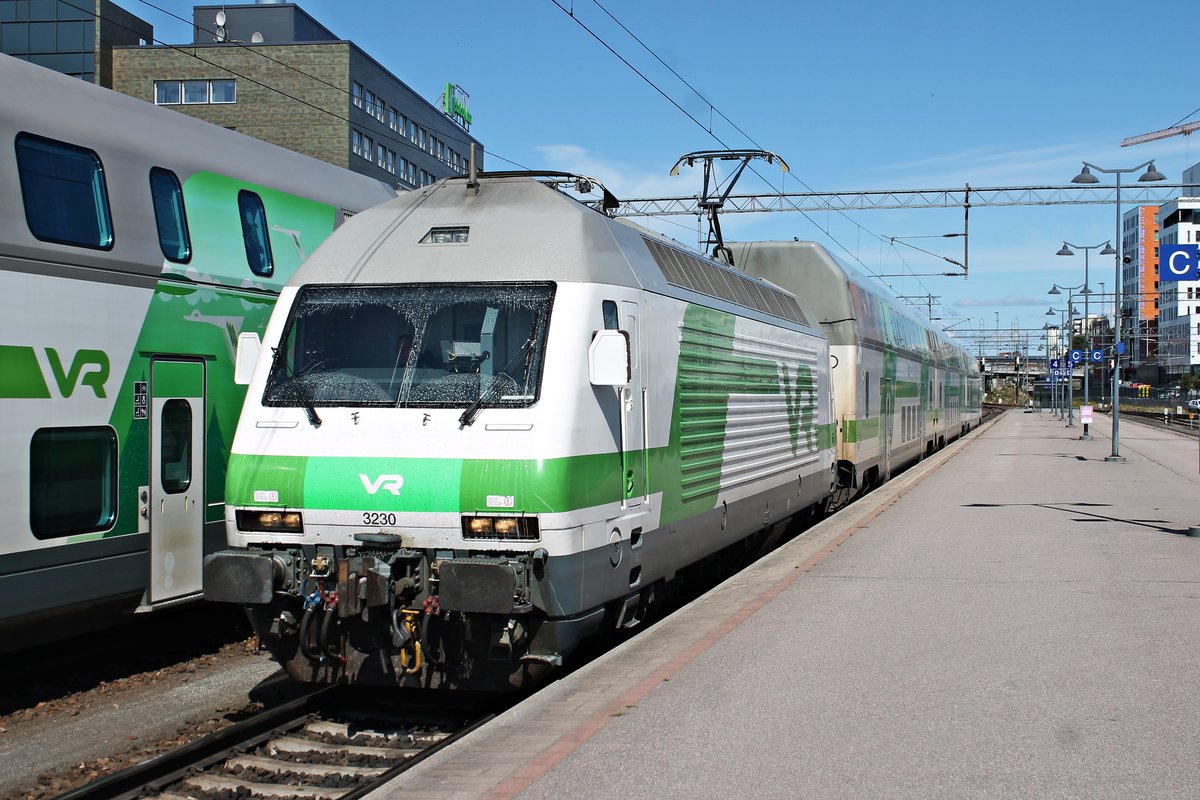 Am Vormittag des 12.07.2019 rangierte die Sr2 3230 von ihrem Abstellplatz auf Gleis 4 in den Bahnhof von Tampere, um später als IC 467 (Tampere - Pori) zu starten.
