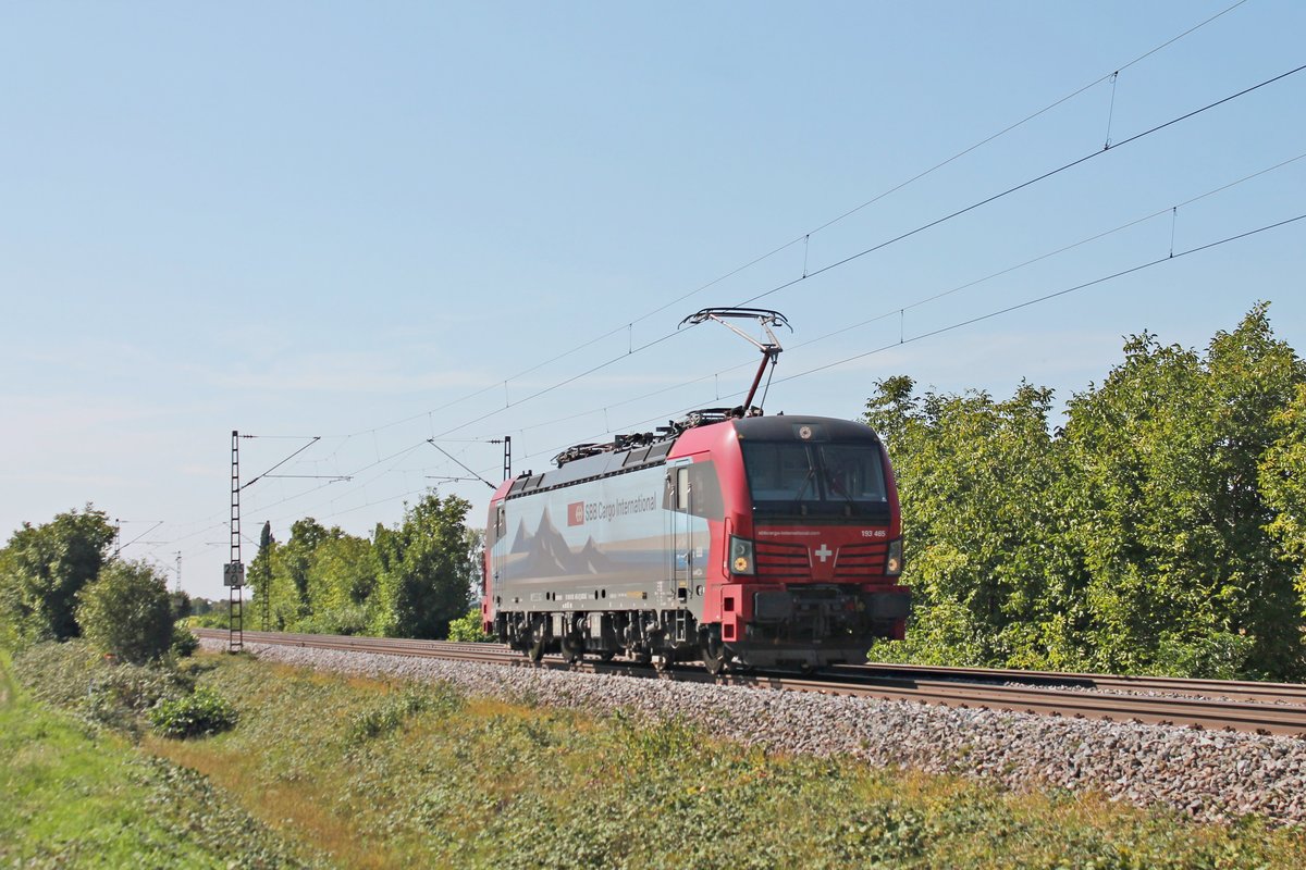 Am Vormittag des 12.09.2018 fuhr 193 465  Basel  als Lokzug (Basel SBB Rbf - Kork) auf Höhe der Gemeinde Hügelheim über die KBS 703 in Richtung Freiburg (Breisgau). Ab Kork bespannte dann der Vectron später einen  Kerosin -Kesselzug für den Züricher Flughafen bis nach Basel SBB Rbf.