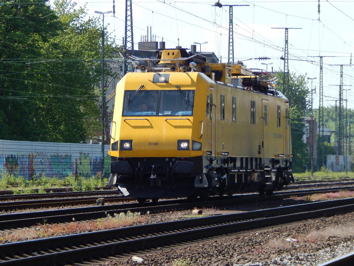 Am Vormittag des 13.5.15 kam 711 201 in Richtung Köln Hbf gefahren.

Köln West 13.05.2015
