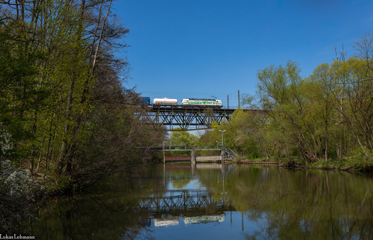 Am Vormittag des 16.04.2020 drudelte die Meldung bei mir ein das die DB 193 363 “I am a Climate Hero” einen Zug aus Mannheim nach Nürnberg bringen soll. Natürlich wollte ich unbedingt diese Fuhre knipsen, da diese Lok eher selten in den Süden kommt. Das Problem war eher die Sonne, da man die Züge aus Richtung Ansbach am Nachmittag mit Frontsonne nicht umsetzen kann. Nach vielen Überlegungen und nach einer Anregung von Phillip (Vielen Dank nochmal für die Info :D) fuhr ich ca. 10 Minuten zur Stelle, wo man den Zug seitlich umsetzen konnte. Nach einer halben Stunde fuhr der EZ 51894 ganz klimafreundlich über die Rednitz und wird in Kürze den Nürnberger Rbf erreichen. 