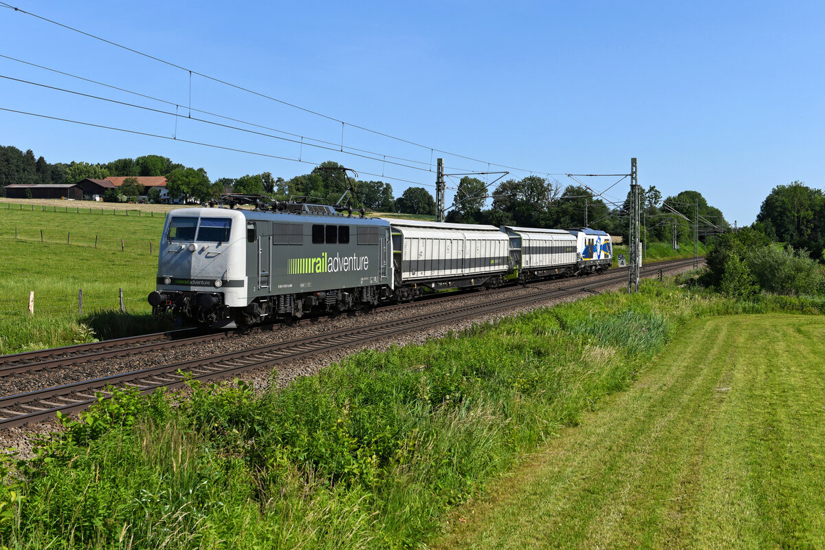 Am Vormittag des 18. Juni 2022 konnte ich die railadventure 111 029 mit einer Überführung nach Österreich am Bahnübergang bei Vogl dokumentieren. Es wurde die 247 904 der EGP zum Zwischenmieter Stern & Hafferl in Oberösterreich überstellt. Interessant, dass die Lok diese Strecke nicht aus eigener Kraft zurücklegte. 