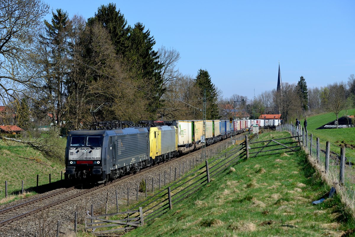 Am Vormittag des 19. April 2015 wurden aufgrund von Bauarbeiten an der KBS 950 zwischen Rosenheim und München einige Züge über die Mangfalltalbahn umgeleitet. Dazu gehörte auch eine TXL-Leistung, nämlich der DGS 40570 von Verona Q. E. nach Padborg. Der Zug des kombinierten Ladungsverkehrs wurde von ES 64 F4 - 010 und 031 geführt und konnte bei Föching fotografiert werden.