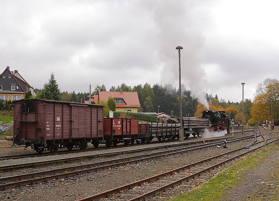 Am Vormittag des 20.10.2013 ist 99 7247 gerade mit der Gütereinheit eines Sonder-PmG`s der IG HSB im Bahnhof Elend unterwegs, um einen der Waggons auf`s Abstellgleis zu rangieren.