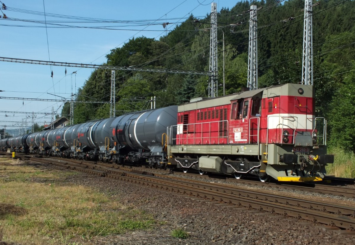 Am Vormittag des 24.7.13 zieht die 742 260-3 einen Kesselwagenzug in Děčín-Prostřední Žleb nordwärts.