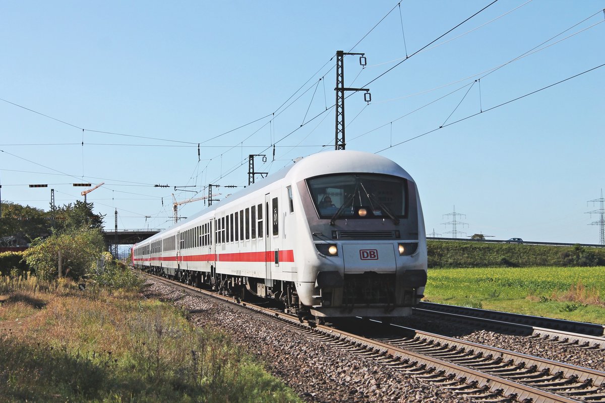Am Vormittag des 29.09.2019 fuhr IC-Steuerwagen D-DB 51 80 80-95 254-3 (Bauart: Bimmdzf 287.2) zusammen mit der Schublok 101 088-3 als ICE-Ersatzzug südlich vom Haltepunkt Auggen durchs Markgräflerland in Richtung Freiburg (Breisgau).