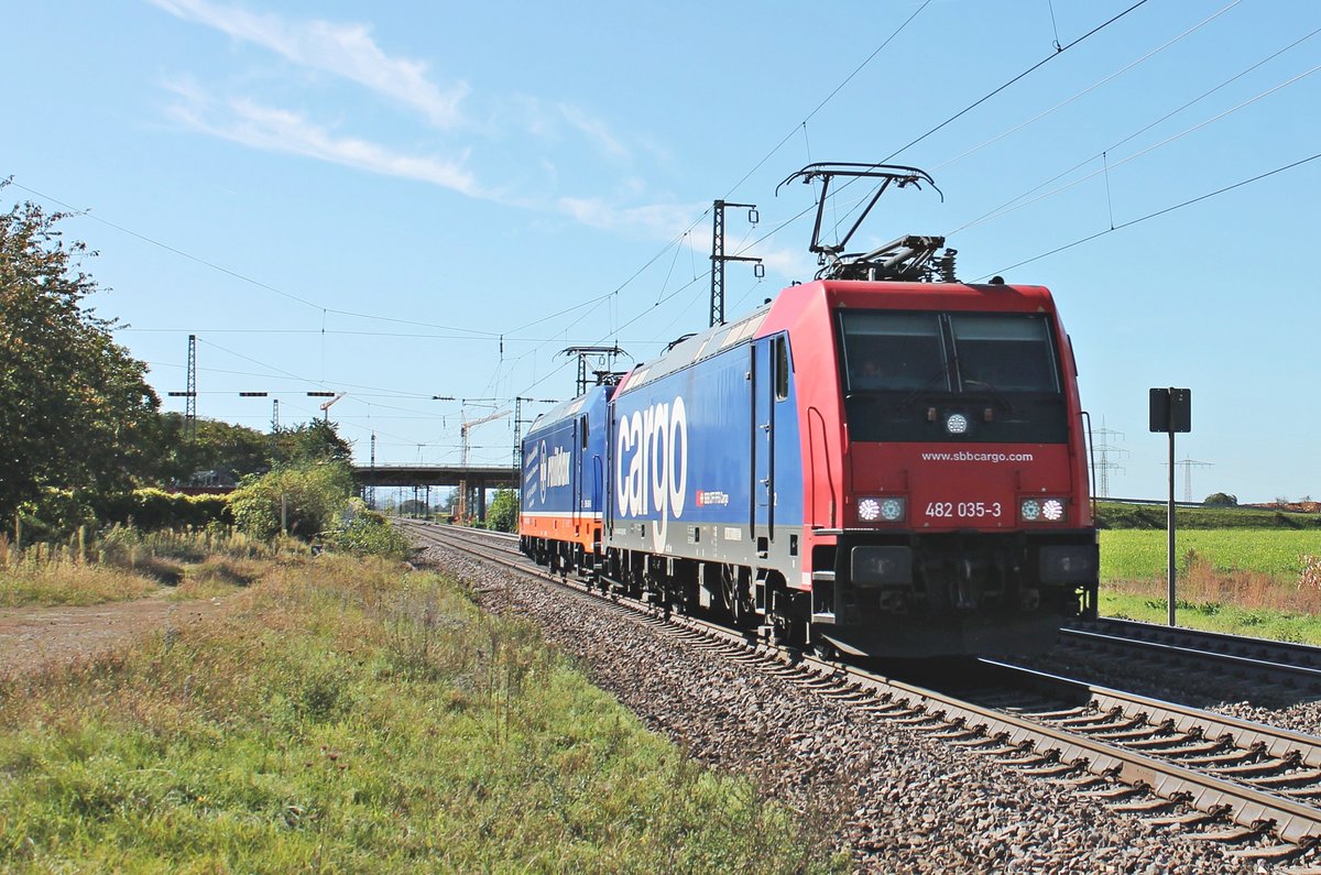Am Vormittag des 29.09.2019 fuhr SBBC/RDX Re 482 035-3 zusammen mit der 185 409-0 als Lokzug aus Basel Bad Rbf beim Haltepunkt Auggen durchs Markgräflerland in Richtung Freiburg (Breisgau). Zuvor brachten sie einen vollen  Rüben -Zug aus Ostdeutschland in die Schweiz.