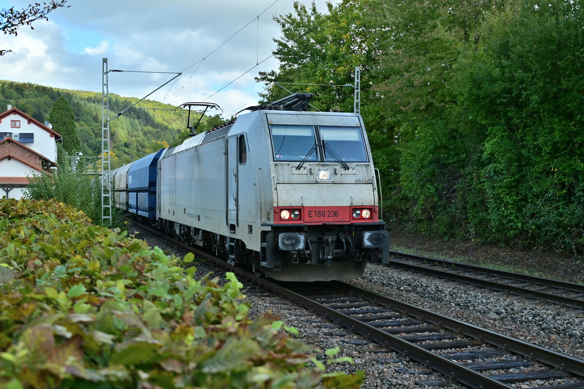 Am Vormittag des 6.Oktober 2022 kommt ein NIAG-Kohlependel von der Akiem 186 236 gen Heilbronn Hbf gezogen durch Neckargerach. 