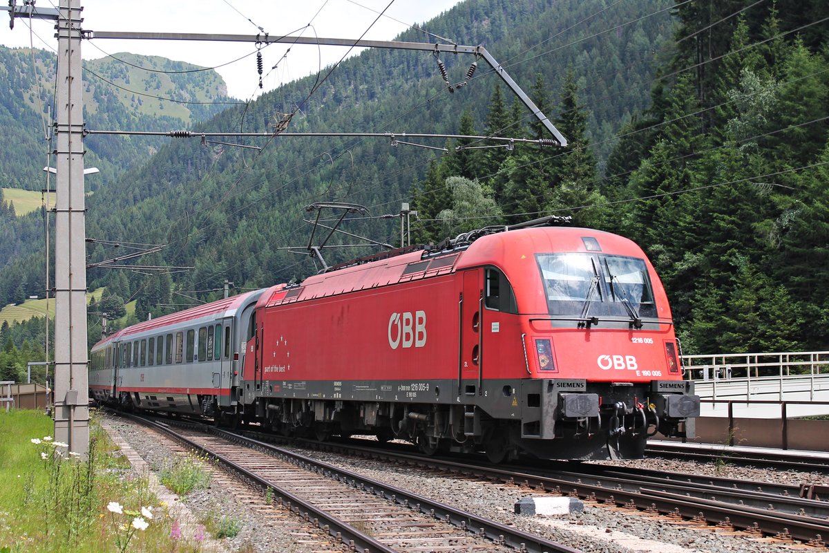 Am Vormmitag des 04.07.2018 fuhr 1216 005 (E 190 005) und ihrem EuroCity nach Italien am RoLa-Terminal Brennersee vorbei in Richtung Brenner, wo es dann nach einem Systemwechsel dann weiter in Richtung Bozen ging.