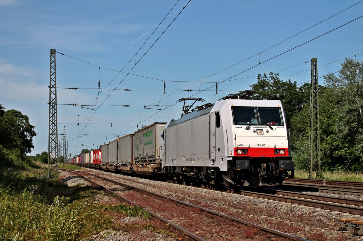 Am warmen Nachmittag des 06.06.2014 fuhr CBRail/Crossrail Italia 186 910 mit einem Containerzug durch die Bahnanlagen in Orschweier auf der KBS 703 gen Freiburg.