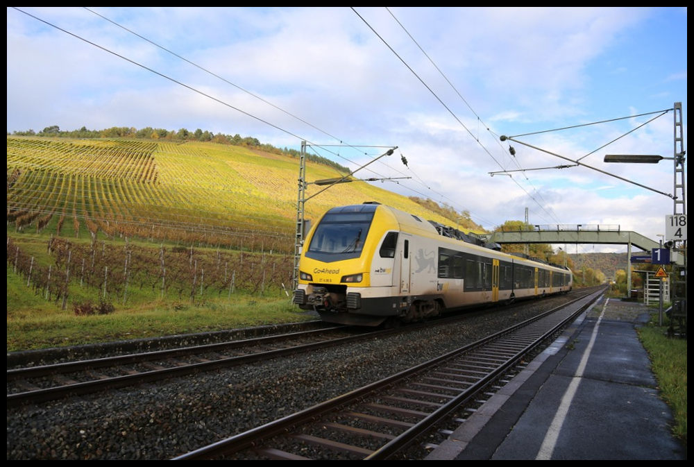 Am Weinberg von Gerlachsheim vorbei ist hier der ET 4.06 von GoAhead am 27.10.2023 um 16.09 Uhr von Würzburg nach Lauda unterwegs.