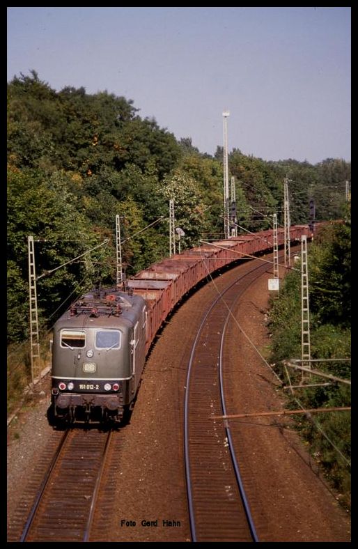 Am westlichen Bahnhofsende von Hasbergen legt sich 151012 mit ihrem Güterzug auf der Fahrt Richtung Münster in die Kurve. Der Zug war am 20.9.1989 um 15.14 Uhr unterwegs.