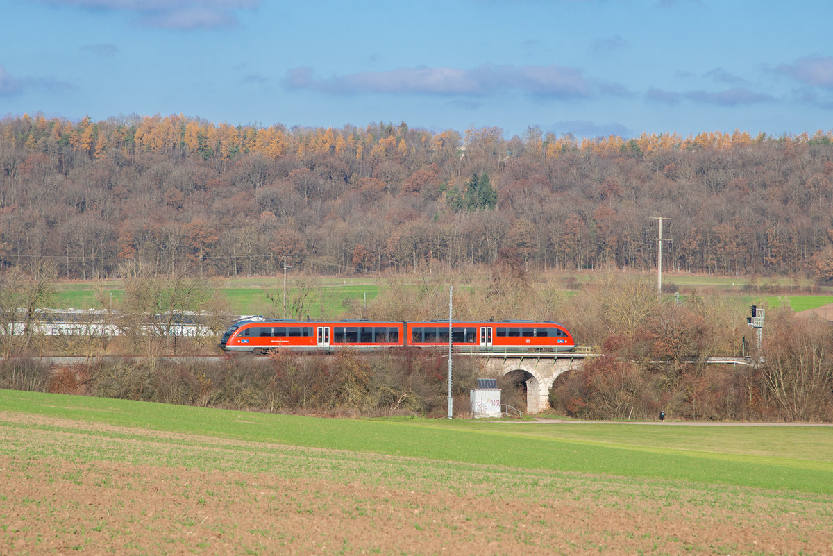 Am westlichen Ortsrand von Neustadt Aisch überquert BR 642 Desiro eine Steinbogenbrücke in Richtung Steinach. 
Neben der veränderten Fahrzeugflotte, ist im Vergleich zu dem Bild von Jörg Schäfer aus dem Jahre 1993 nun 27 Jahre später neben der Brücke eine Anlage für den Bahnfunk errichtet und das Einfahrsignal G wurde von H/V auf Ks ausgetauscht, im Bild rechts zu sehen. Aufgenommen am 29.11.2020.