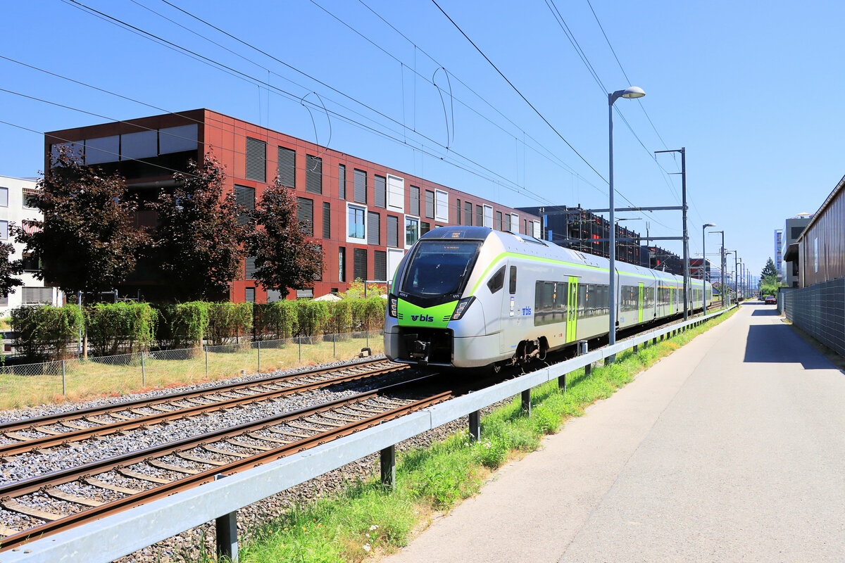 Am westlichen Rand von Bern, Brünnen-Westside: Die NPZ-Züge (ebenso wie lokbespannte Züge) der BLS verschwinden, dafür kommen jetzt die neuen MIKA, hier Zug 111 als S51 Bern - Brünnen-Westside. Der Zug trägt Namen und Wappen von La Chaux-de-Fonds, wohin die MIKA jetzt gelangen. 19.Juli 2022 