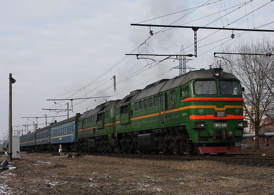 Am westlichen Stadtrand von Lemberg ist am Morgen des 17.2.2008 die Doppellok
2M6U-0285 mit einem Expresszug nach Ternopol in Richtung Karpaten unterwegs.
