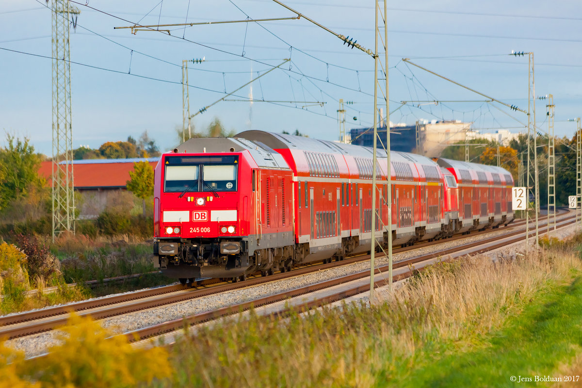 Am westlichen Stadtrand von München passiert 245 006 mit ihrem RE gleich die Aubinger Lohe. München-Aubing, 04.10.2017
