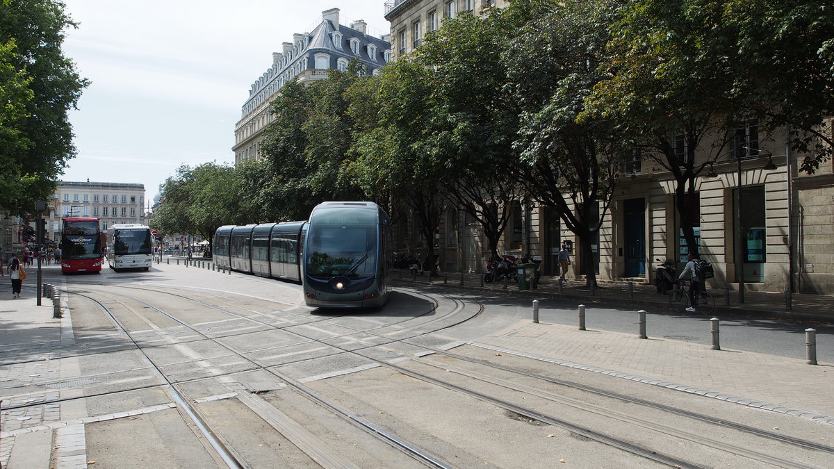 Am wichtigen  Place de Quinconces  kreuzen sich die Linien B und C der Tram Bordeaux.
Hier sieht man derer Kreuzung und die Konstruktion der im Boden eingelassenen Stromschienen sowie eine Tram der Linie B auf dem Weg nach  Berges de la Garonne .

Bordeaux, der 21.08.2019