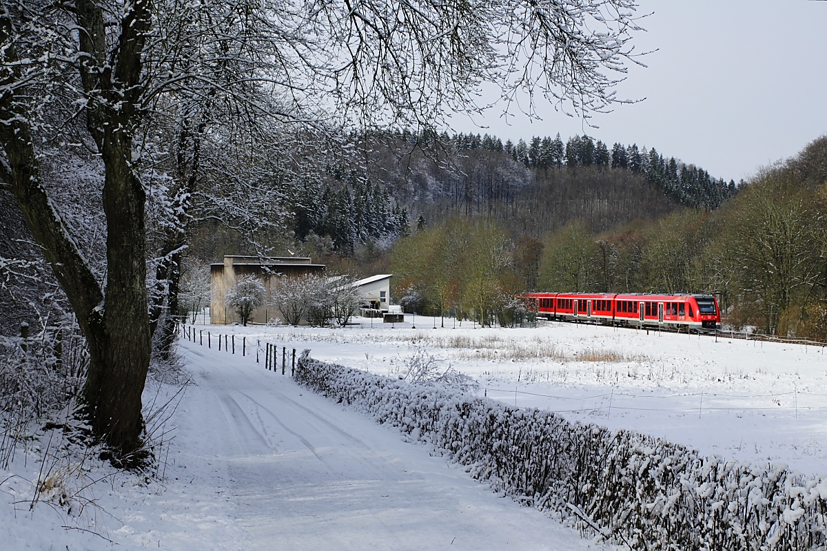 Am winterlichen 28.02.2020 ist der 620 511 bei Urft als RE 22 von Köln  nach Trier unterwewgs. Momentan ist der Streckenabschnitt zwischen Kall und Gerolstein wegen der Schäden durch das Juli-Hochwasser 2021 noch gesperrt, lt. DB sollen hier ab Ende 2023 wieder Züge verkehren.