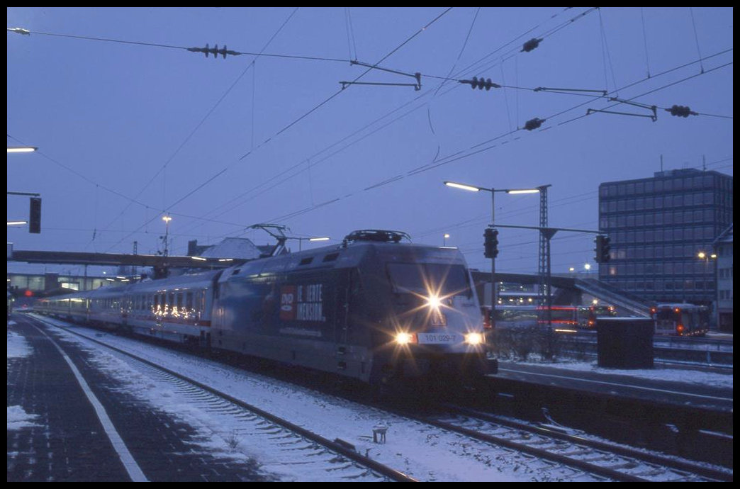 Am Wintermorgen des 28.1.2004 macht die DVD Werbelok 101029-7 um 7.53 Uhr mit ihrem Intercity Richtung Niederlande Halt im unteren Bahnhof des HBF Osnabrück.