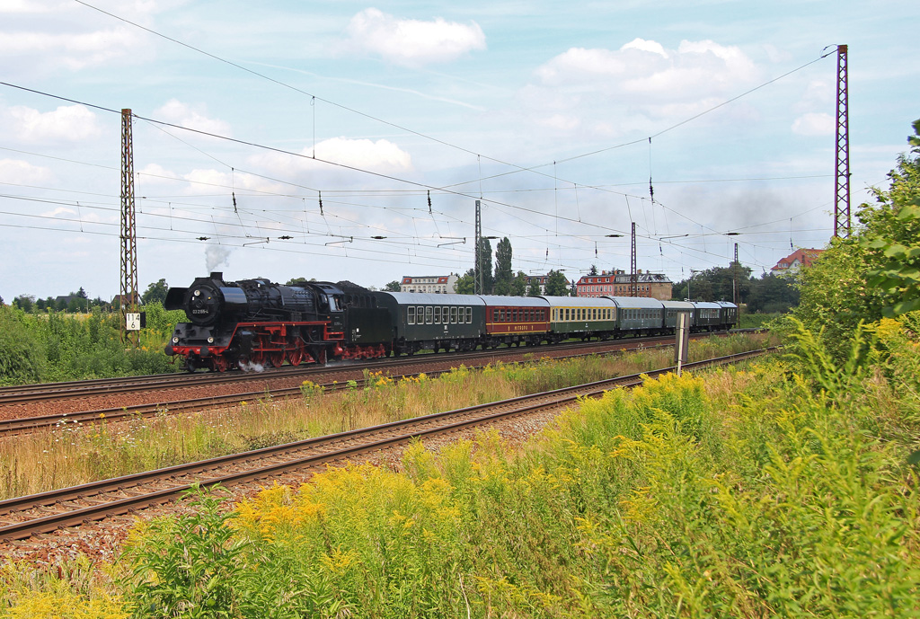 Am Wochenende 01.08.-03.08.2014 war 03 2155-4 mit einem Sonderzug in Mitteldeutschland unterwegs. Aus Nossen kommend, wurden am Freitag in Leipzig-Plagwitz zunächst weitere Wagen aufgenommen. Anschließend verließ der (Leer-)Zug Leipzig mit Fahrtziel Klostermannsfeld. Von dort aus ging es am darauf folgenden Sonnabend nach Arnstadt und abends wieder zurück.