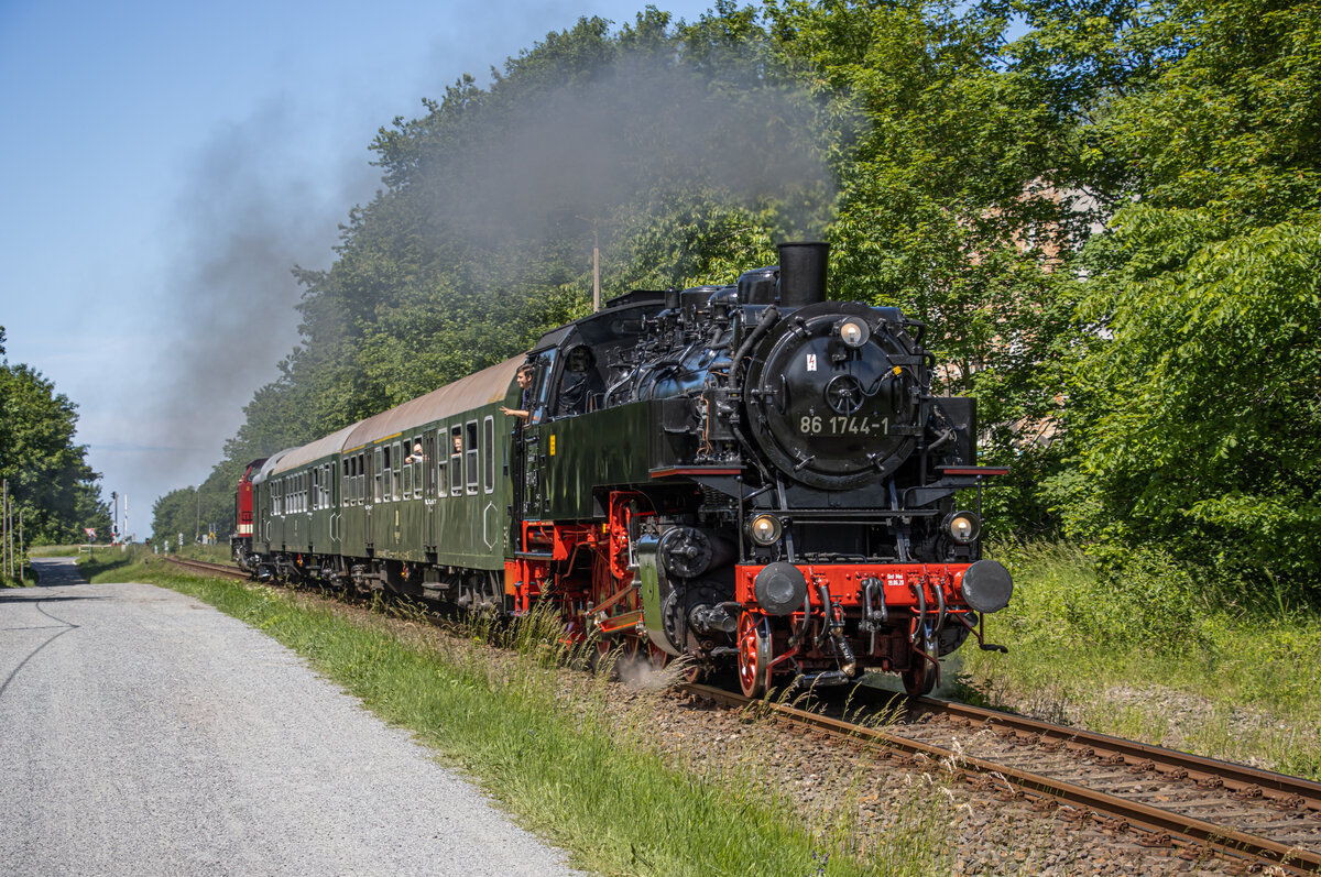 Am Wochenende vom 11.06. bis zum 12.06.2022 gab es wieder einmal den wunderbaren historischen Nahverkehr der Press. 86 1744 und die 112 565 fuhren einen großen Teil der Nahverkehrsleistungen zwischen Bergen (Rügen) und Lauterbach (Mole). Hier zu sehen der PRE74874 bei Bergen.