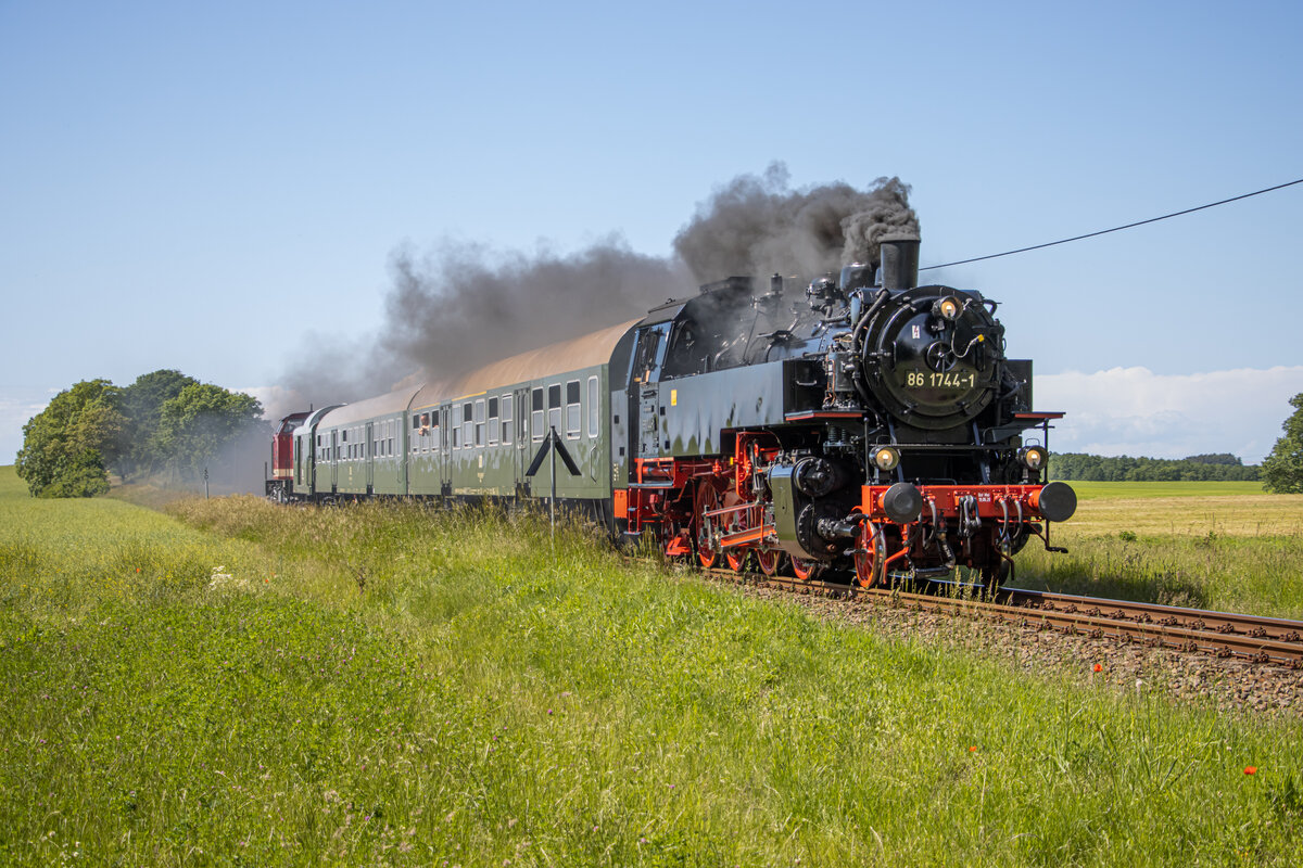 Am Wochenende vom 11.06. bis zum 12.06.2022 gab es wieder einmal den wunderbaren historischen Nahverkehr der Press. 86 1744 und die 112 565 fuhren einen großen Teil der Nahverkehrsleistungen zwischen Bergen (Rügen) und Lauterbach (Mole). Hier zu sehen der PRE74876 zwischen Bergen und Putbus.