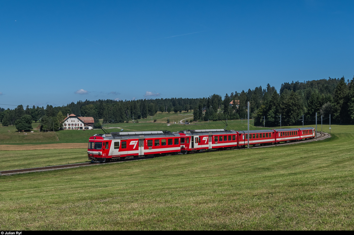 Am Wochenende vom 13. und 14. August 2016 fand in Saignelégier der traditionelle Marché-Concours National de chevaux statt. Die Züge der CJ auf der Linie La Chaux-de-Fonds - Glovelier verkehrten deshalb mit verlängerten Kompositionen. Ein Zug mit zwei BDe 4/4 II fährt am 14. August 2016 zwischen La Ferrière und La Chaux-d'Abel in Richtung La Chaux-de-Fonds.