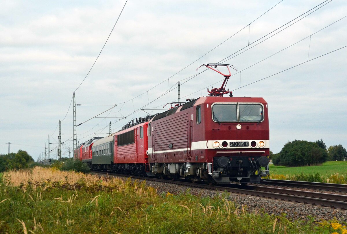 Am Wochenende 18./19.09. fanden in Wittenberg die Bahnaktionstage statt. Am Abend des 19.09.21 wurden die Museumsfahrzeuge aus dem DB-Museum Halle(S) zurück gebracht. Hier führt 243 005 155 273, einen Begleitwagen sowie die MEG-Fahrzeuge 232 489 und 156 003 durch Gräfenhainichen.