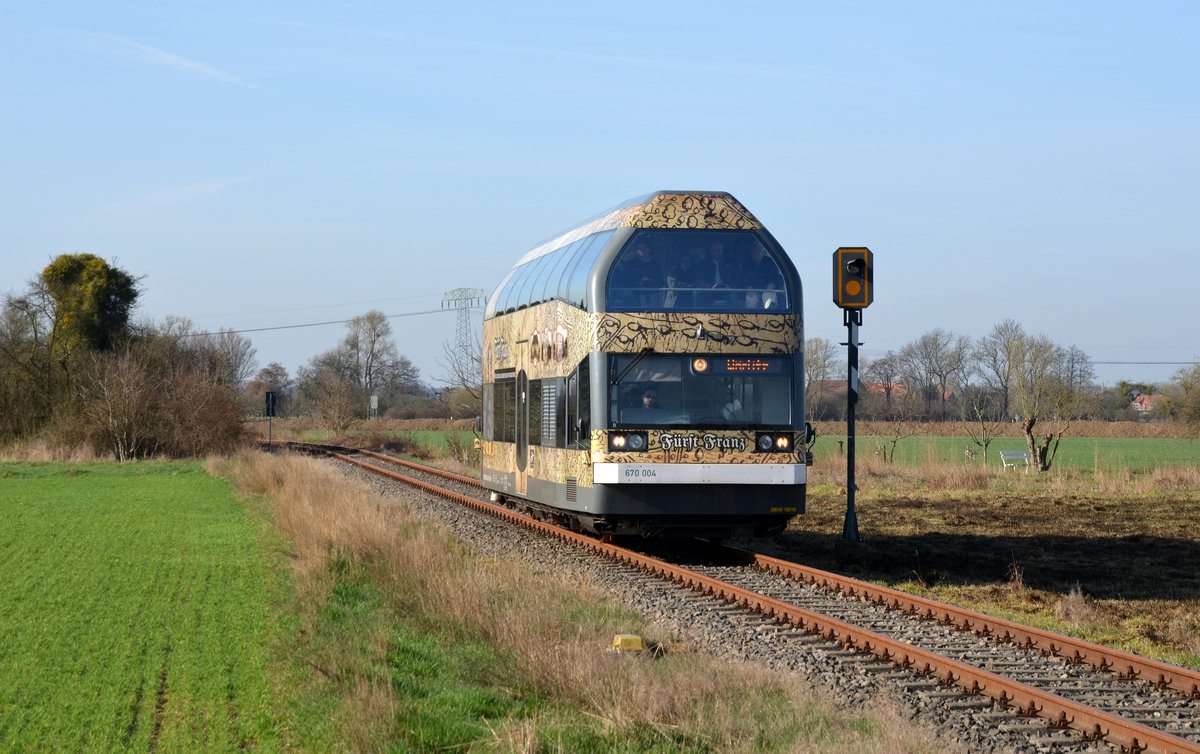 Am Wochenende 25./26.03. startete die Dessau-Wörlitzer-Eisenbahn mit ihren beiden Triebwagen Fürst Franz und Fürstin Luise in die neue Saison. Am 26.03.17 passiert Fürst Franz alias 670 004 Griesen und wird gleich den Bahnhof Wörlitz erreichen.