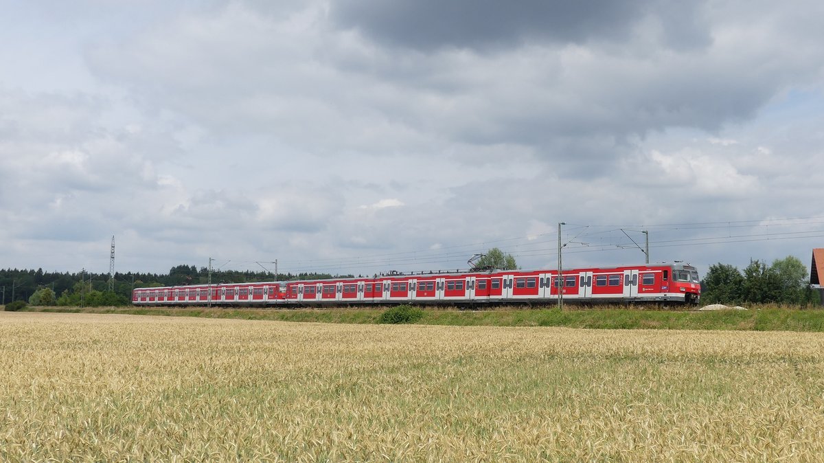 Am Wochenende verkehren auf der Münchener S4 meist 1-2 Umläufe mit 420-Triebwagen, hier ist eine S4 nach Trudering kurz vor Aubing. Aufgenommen am 24.6.2018 12:03