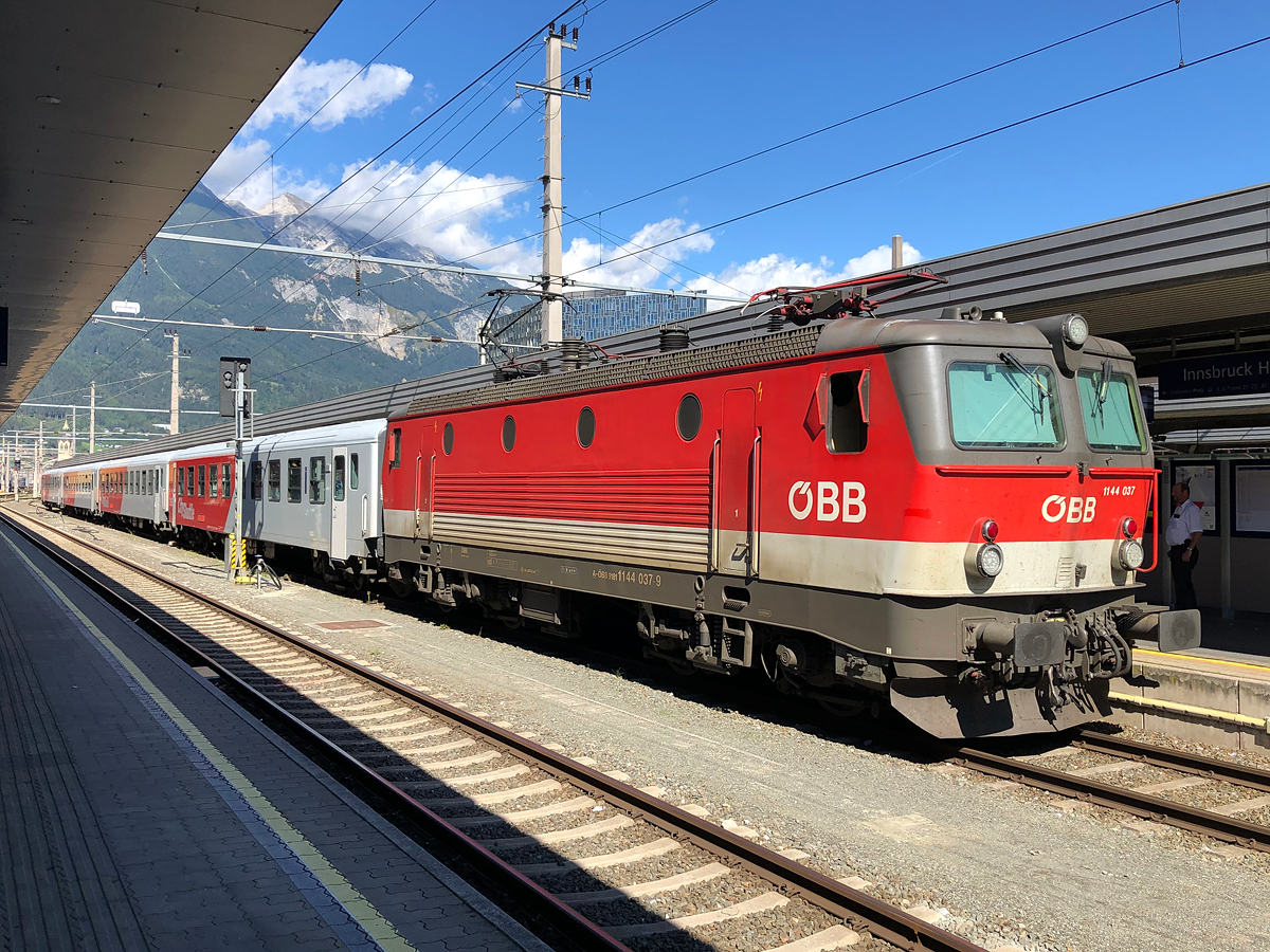 Am Wochenende waren vermehrt ÖBB 1144 mit CityShuttle Garnituren statt Talent zwischen Innsbruck Hbf und Landeck-Zams unterwegs. Hier die ÖBB 1144 037-9 mit REX 5390 kurz vor der Abfahrt um 14:52. Aufgenommen am 18.09.2021