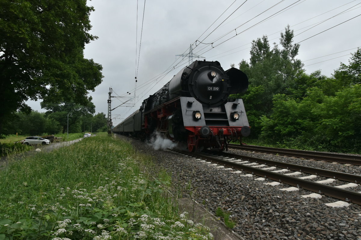 Am wolkenverhangenen Morgen kommt 01 519 der Eisenbahnfreunde Zollernbahn in Lintorf gen Köln Hbf  gefahren.  2.6.2018