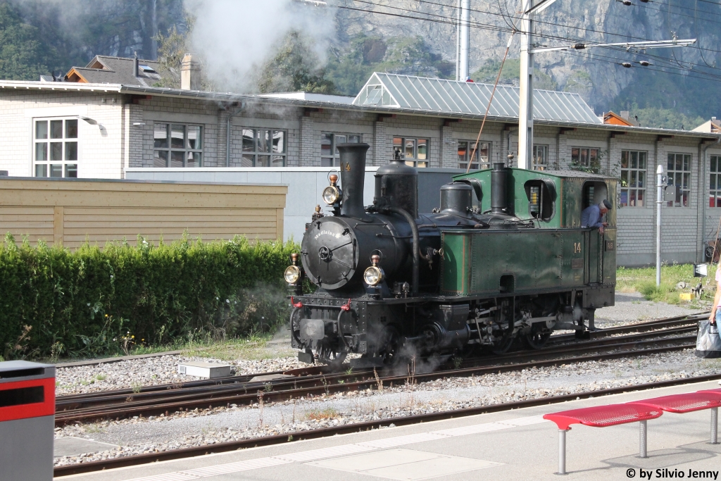 Am wunderschönen 3.9.2016 war auch die Ballenberg Dampfbahn auf dem Netz der Zentralbahn im Einsatz. Da die BDB derzeit keine einsatzfähige Dampflok besitzen, wurde kurzerhand die 1903 erbaute und an die RhB geliferte G3/4 14 ''Madlaina'' des Dampfloki-Verein Appenzellerbahnen angmietet. Aufgenommen wurde das Bild in Meiringen