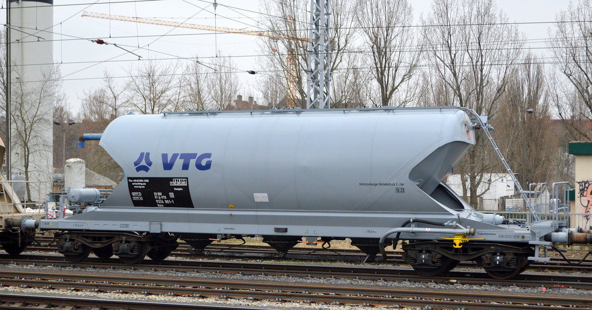 Am Zementwerk Berlin Greifswalder Str. stehen in der Regel massiv mit Graffiti besprühte Zementstaubwagen, da fällt ein völlig neu lackierter und neu hergerichteter Wagen natürlich besonders ins Auge und man muss die Chance nutzen bevor er bald wieder aussieht wie die Wagen um ihn herum. Hier also vom Einsteller VTG AG der Wagen mit der Nr. 33 RIV 81 A-VTG 9324 001-1 Uacs Aufschrift: Staubgüter am 14.02.20 vor Ort. 