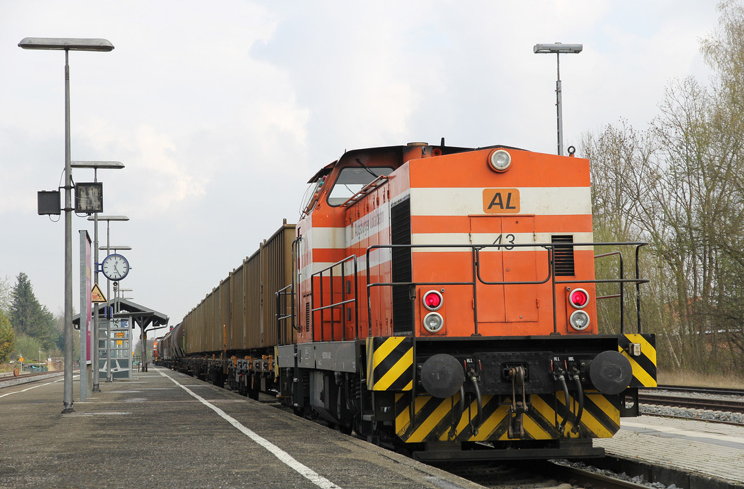 Am Zugschluss des Güterzuges aus dem Schongau hing Augsburger Localbahn (AL) Lok 43.
Lok 42 hingegen befand sich an der Zugspitze.
Aufgenommen am 4. April 2017 in Bobingen.