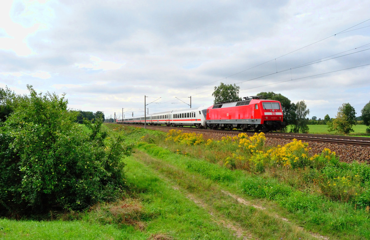 Am Zugschluss des IC 2383 nach Leipzig läuft 120 146 leer mit. Am 21.08.2016 bei Zschortau.
