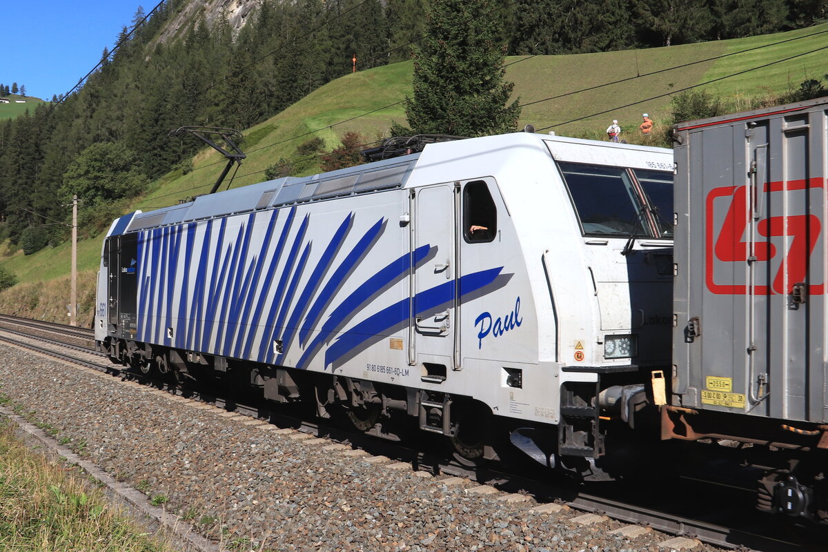 Am Zugschluss des KLV Zuges befand sich die Lokomotion/MRCE 185 661-6. Aufgenommen bei St. Jodok am Brenner am 25.09.2021