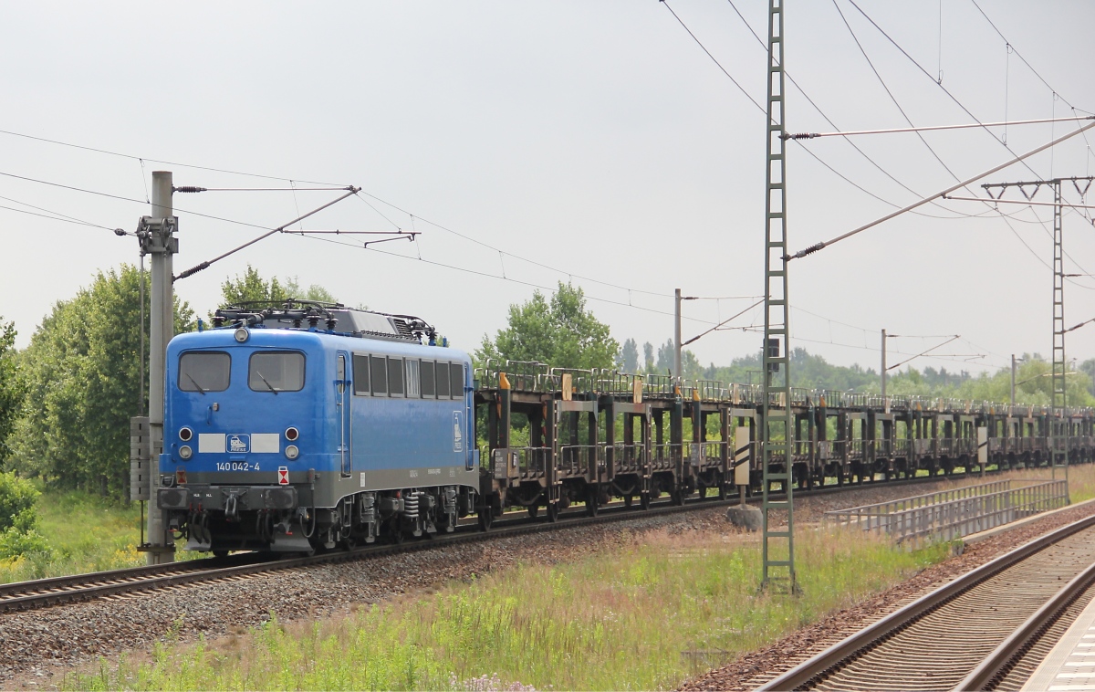 Am Zugschluss des leeren ARS-Zuges, der von 204 237-2 gezogen wurde hing dann noch, kalt, die PRESS 140 042-4. Aufgenommen am 04.07.2013 in Messe-Leipzig.