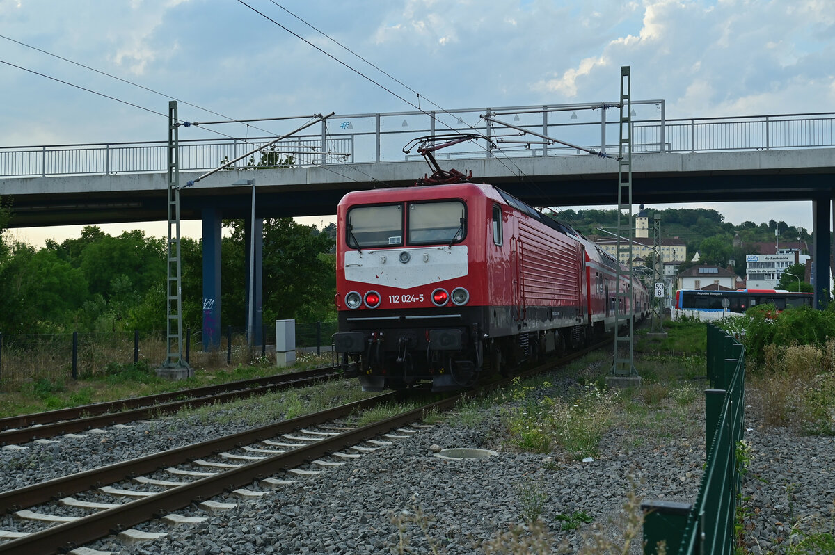 Am Zugschluss des RE12 Ersatzzuges ist die 112 024-5 schiebend zusehen bei der Einfahrt in Gundelsheim Neckar am Abend des 5.8.2022