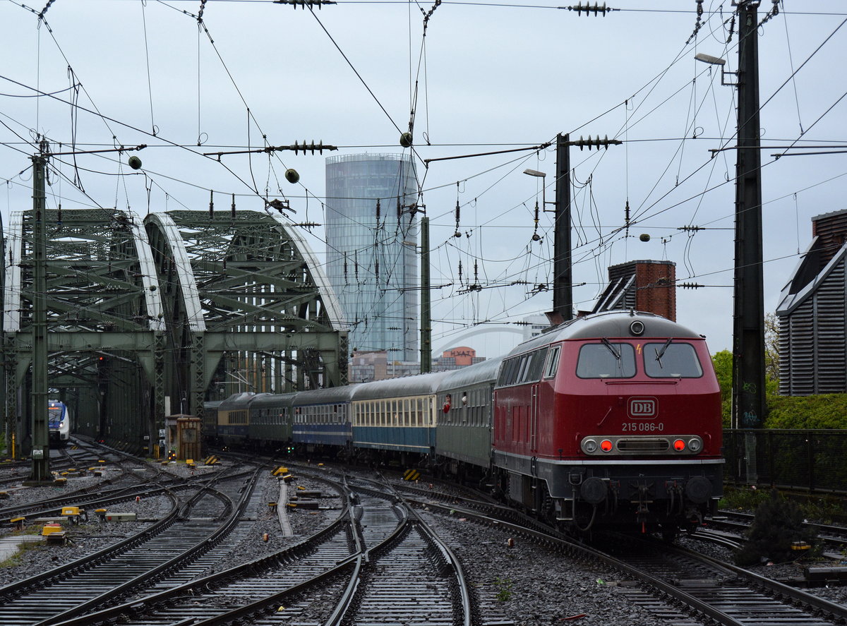Am Zugschluss des Sdz 24245 nach Hameln schob die altorte 215 086 während vorne die E10 1239 zog.

Köln Hbf 30.04.2016