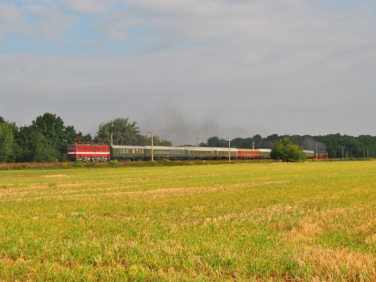 Am Zugschluss des Sonderzug nach Bergen, 211 030 bei Delitzsch am 13.08.2016.