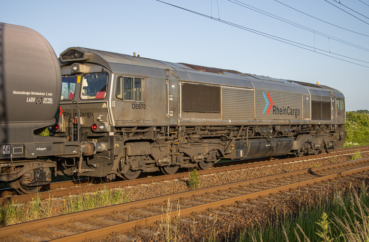Am Zugschluss eines Kesselzuges von Rhein Cargo, lief die Class 66 (266 070) mit. Aufgenommen am Abzweig Srg (11.06.2022).