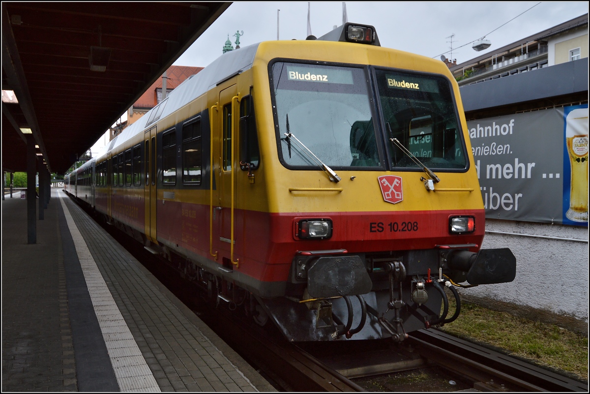 Am Zugschluss ergänzt ES 10.208 und den City Shuttle nach Bludenz. Lindau, Mai 2013.