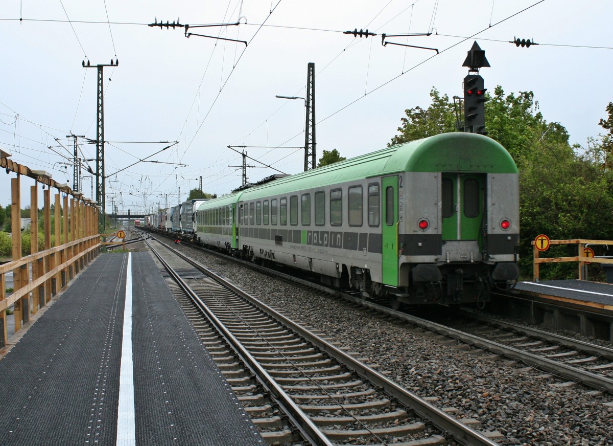 Am Zugschluss der Rola (DGS) 43600 waren am Morgen des 18.04.14 die beiden Liegewagen 61 85 59-00 106-9 und 61 85 59-00 111-9 eingereiht. Ich konnte den von 485 006-1 gezogenen Zug im Bahnhof Mllheim (Baden) festhalten.
Gre an die Lokfhrerin!