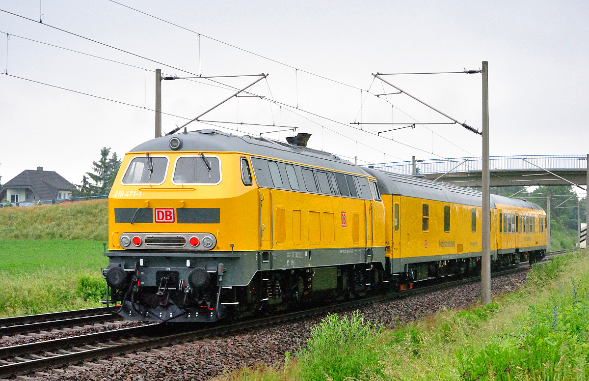 Am Zugschluss schob 218 471-1 den Messzug NBZ 94320, in Zschortau. 01.06.2016