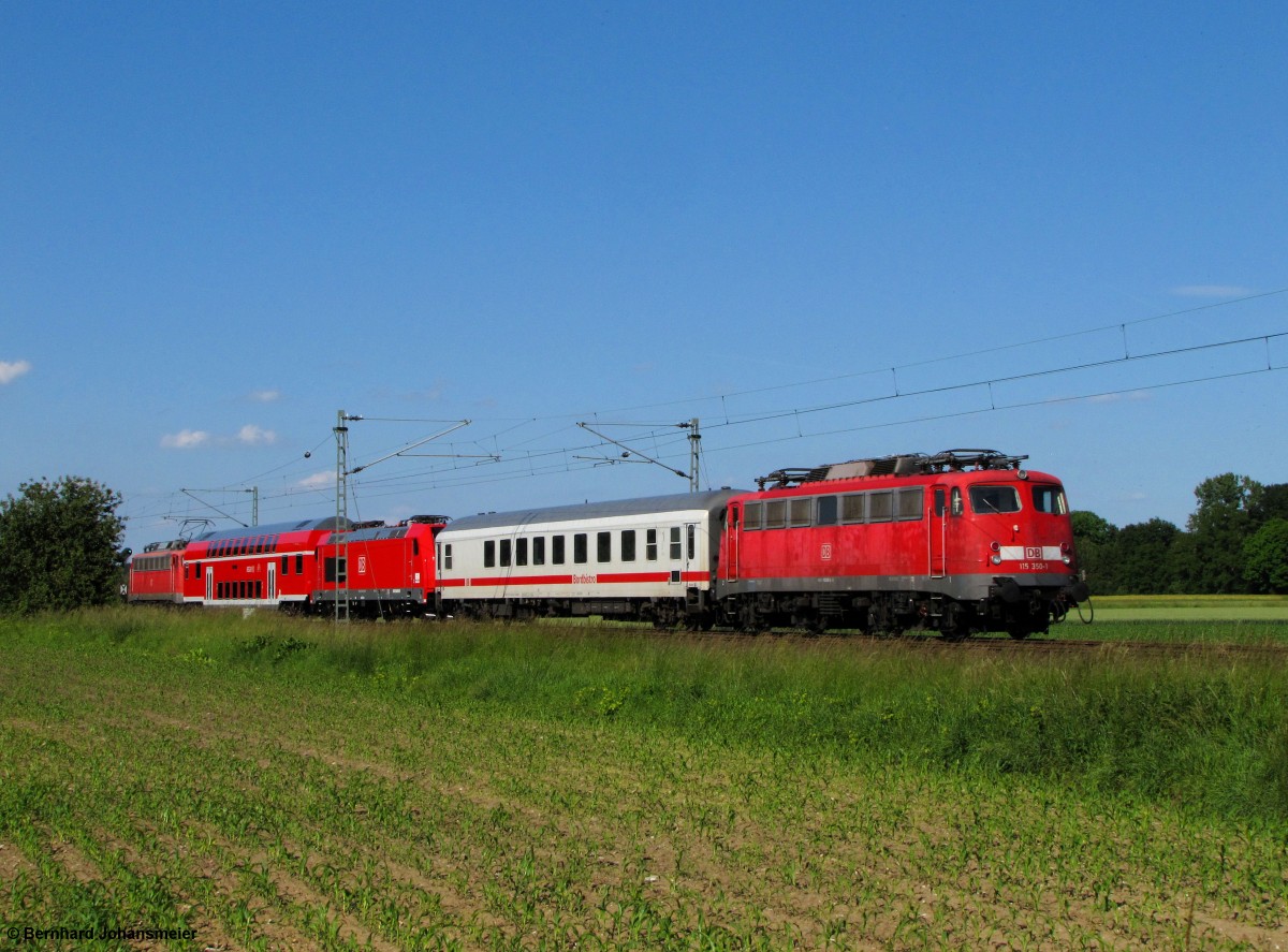 Am Zugschlusss vom Pbz 2479 läuft 115 350-1 mit. Gezogen von 115 346-9 fährt der Zug zwischen Salzkotten und Scharmede auf Paderborn zu. Juni 2014