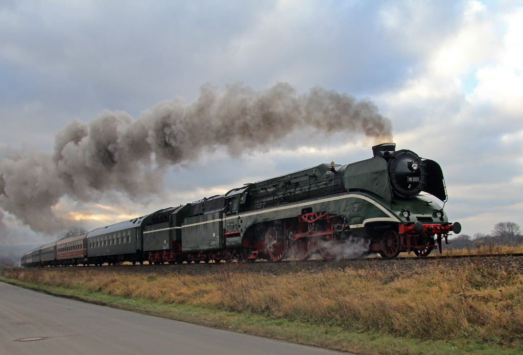 Am zweiten Advent bereicherte 18 201 mit einem langen Sonderzug die Bahnstrecken im Harz durch ihre Anwesenheit und verursachte teilweise Massenaufläufe wie z.B. in Thale. Hier verläßt der Zug am Mittag Quedlinburg zu einer Schnupperfahrt in Richtung Goslar, 07.12.2014.