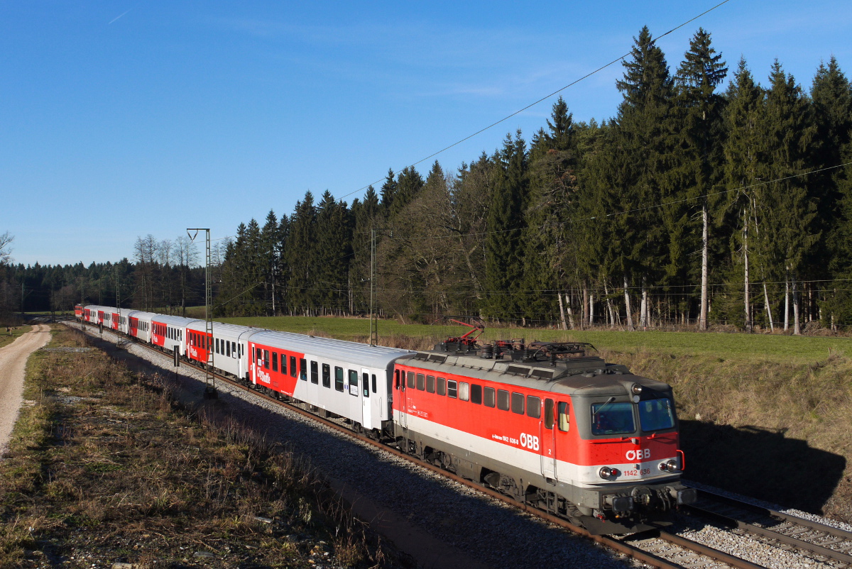 Am zweiten Tag des Meridian-Ersatzverkehrs dem 16.12.13 konnte ich hinter Teisendorf die ÖBB 1142 636 und 1142 655 als Schlußlok mit dem DPN 79013 (München Hbf - Salzburg Hbf) aufnehmen.