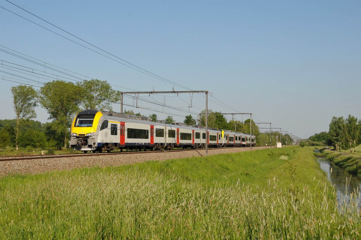 AM08 als letzte Neuanschaffung der SNCB/NMBS im Personenverkehr. Nachschuss auf Triebzug 08156 als L2467 Leuven - Hasselt unmittelbar vor dem Haltepunkt Schulen. Aufnahme vom 15/05/2015.